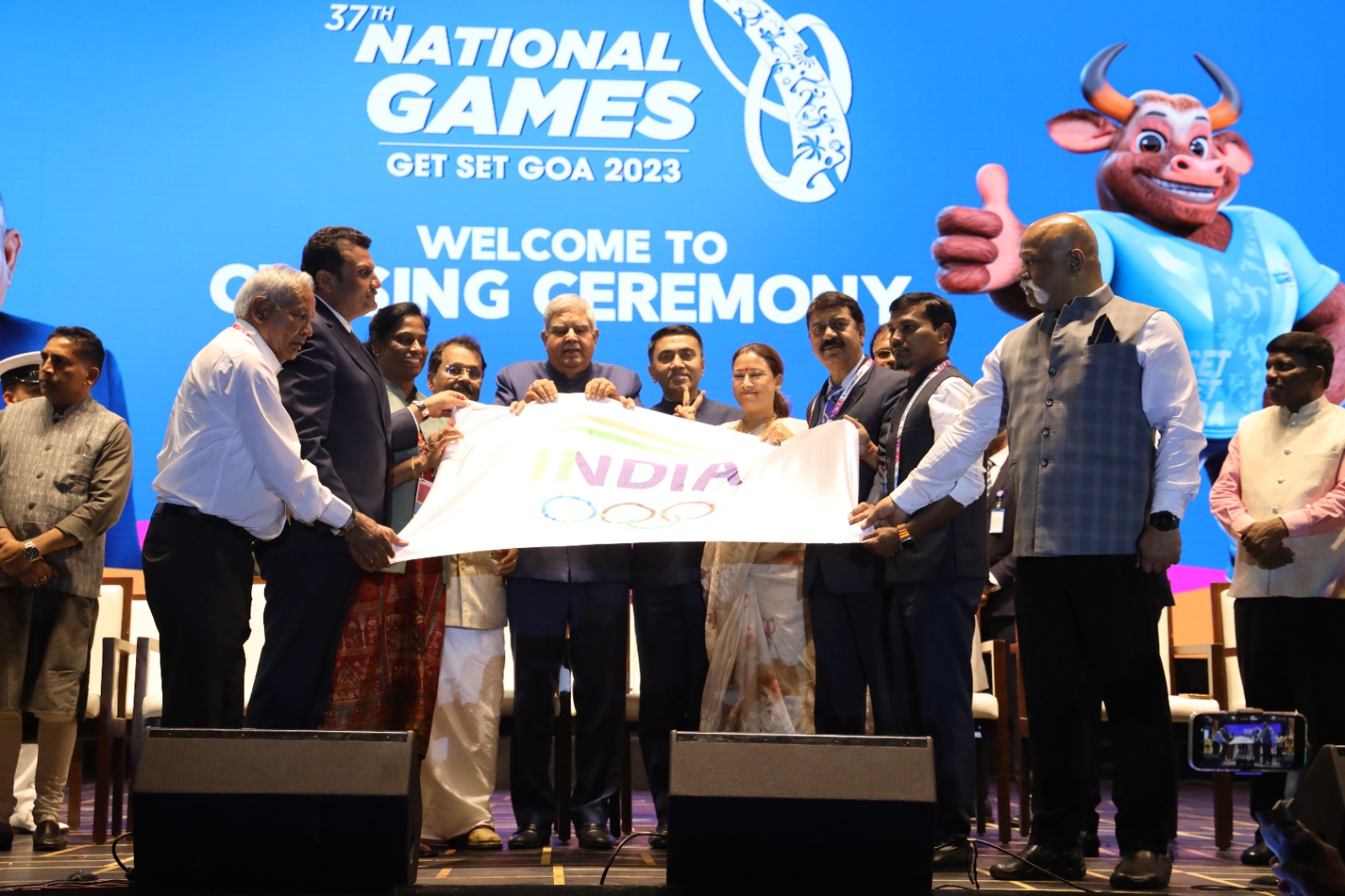 देवभूमि के लिए ऐतिहासिक पल और गौरवशाली क्षण,राज्य स्थापना दिवस पर हुआ हर उत्तराखंडवासी गौरवान्वित-रेखा आर्या    उत्तराखंड में करेंगे दिव्य और भव्य 38वें राष्ट्रीय खेलों का आयोजन-रेखा आर्या    देवभूमि से खेलभूमि बनने की और अग्रसर है राज्य-रेखा आर्या   राज्य स्थापना दिवस पर खेल मंत्री रेखा आर्या ने दी राज्य वासियों को बधाई,कहा अपनी स्वर्ण जयंती पर राज्य बनेगा सर्वश्रेष्ठ प्रदेश-रेखा आर्या   उत्तराखंड को मिला आईओए  का ध्वज,खेल मंत्री रेखा आर्या ने किया अभिनंदन, कहा बाबा केदार की है कृपा    देहरादून: गोवा में समाप्त हुए राष्ट्रीय खेल के पश्चात आज उत्तराखंड की खेल मंत्री रेखा आर्या ने आईओए का अधिकृत ध्वज को ग्रहण किया।आईओए के अधिकृत अधिकारियों ने यह ध्वज खेल मंत्री को सौंपा।बता दे कि यह ध्वज गोवा में चल रहे 37 वें राष्ट्रीय खेलों के समापन अवसर पर आज नौ नवंबर को उत्तराखंड की खेल मंत्री रेखा आर्या के सिपुर्द किया गया है,दरसअल जो भी राज्य राष्ट्रीय खेल का आयोजन करता है तो वह राज्य अगले साल आयोजित करने वाले राज्य को ध्वज सौंपता है।  वहीं इससे पहले खेल मंत्री रेखा आर्या ने सभी प्रदेशवासियों को राज्य स्थापना दिवस की शुभकामनाएं व बधाई दी।उन्होंने कहा कि मुझे पूर्ण विश्वास है कि मुख्यमंत्री पुष्कर सिंह धामी के नेतृत्व में उत्तराखण्ड अग्रणी राज्य बनेगा और यहां की जनभावनाओं के अनुरूप काम भी करेगा।   इस अवसर पर खेल मंत्री ने कहा कि यह बेहद ही खुशी की बात है कि जब हम अपना राज्य स्थापना दिवस मना रहे है उसी दिन हमे यह सम्मान प्राप्त करने का सुअवसर मिला है।कहा कि 38 वें राष्ट्रीय खेल हमारे राज्य में होने जा रहे है ।जिसके लिए हम पूरी तरह से तैयार है।कहा कि अपने गोवा भ्रमण के दौरान उन्होंने यहां की अवस्थापना व्यवस्थाओं को देखा। खेल मंत्री ने राज्य को राष्ट्रीय खेलों के आयोजन की जिम्मेदारी मिलने के लिए केंद्र सरकार का आभार जताया। उन्होंने कहा कि राज्य के यह उपलब्धि सीएम पुष्कर सिंह धामी के प्रयासों से ही मिल पाई है।  साथ ही कहा कि हमारे राज्य को 38 वे राष्ट्रीय खेलो की मेजबानी मिलना सुखद है।हम इसे भव्य तरह से आयोजित करेंगे।उन्होंने कहा कि हमारा प्रयास है कि हम देवभूमि को खेल भूमि बनाये जिसके लिए सरकार लगातार काम कर रही है।आज खेल और खिलाड़ियो के लिए कई योजनाओं को चलाया जा रहा है जिनके माध्यम से हमारे खिलाड़ी आगे बढ़ रहे हैं।