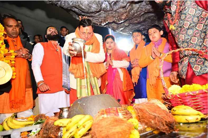 मुख्यमंत्री पुष्कर सिंह धामी ने टपकेश्वर से वर्चुअल दर्शन कर प्रभु श्रीराम से प्रदेश की सुख-समृद्धि और खुशहाली की प्रार्थना की