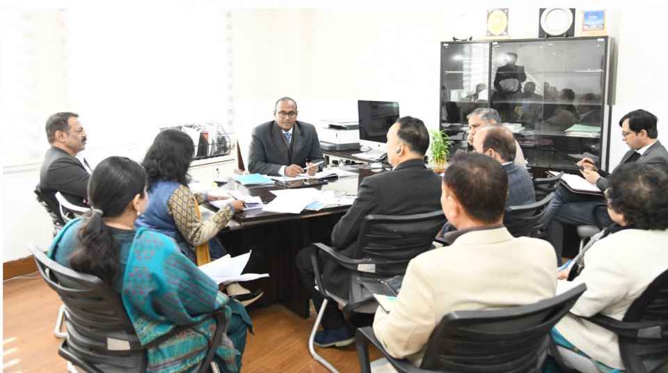 आगामी लोकसभा चुनाव में वोट प्रतिशत को बढ़ाने के लिए वोटर जागरूकता कार्यक्रम पर विशेष ध्यान देने के निर्देश दिए मुख्य निर्वाचन अधिकारी डॉ बी वी आर सी पुरुषोत्तम ने