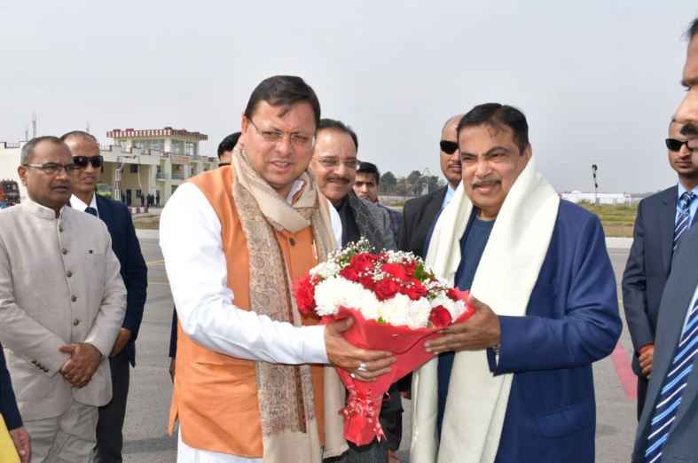 केन्द्रीय मंत्री नितिन गडकरी के देवभूमि उत्तराखंड आगमन पर मुख्यमंत्री धामी ने स्वागत किया