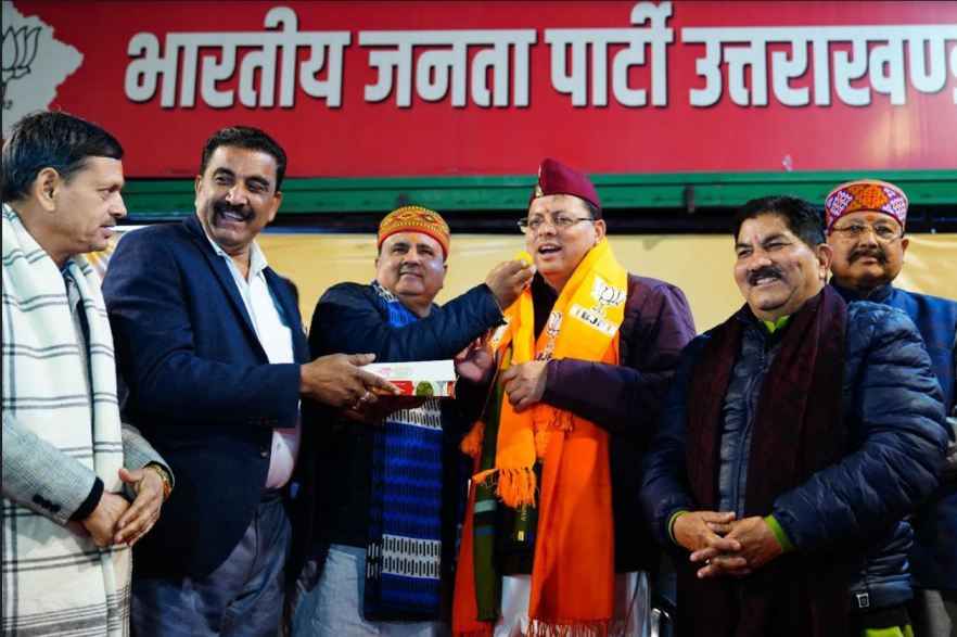 CM धामी ने समान नागरिक संहिता कानून पारित होने के पश्चात भाजपा कार्यालय में आयोजित कार्यक्रम में भी प्रतिभाग किया तथा सभी का आभार जताया