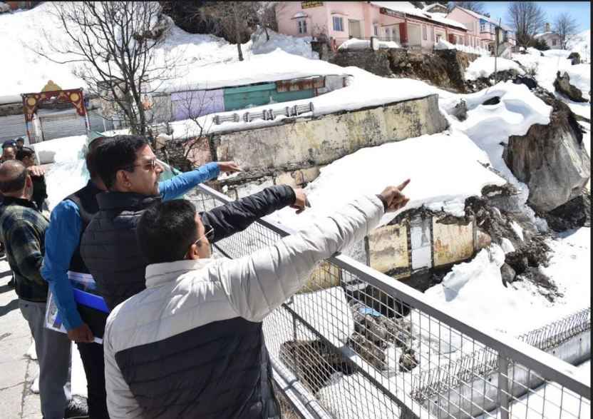 बद्रीनाथ धाम में पुनर्निर्माण कार्यों का स्थलीय निरीक्षण करते हुए सचिव ने कार्यदायी संस्थाओं को निर्देशित किया कि निर्माण कार्यों को शीघ्र शुरू कराया जाए