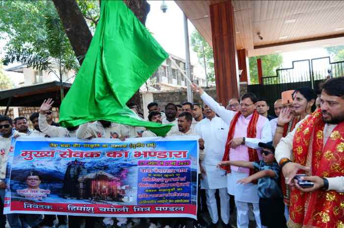 CM धामी ने चारों धामों में ‘मुख्य सेवक भंडारा’ के लिए जाने वाले सेवादारों की टीम को हरी झंडी दिखाकर रवाना किया