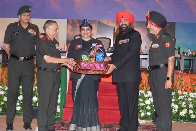 पूर्व सैनिक देवभूमि विशाल रैली में जनपद हरिद्वार से विंग कमांडर सरिता पंवार (से.नि.) को सम्मानित किया गया