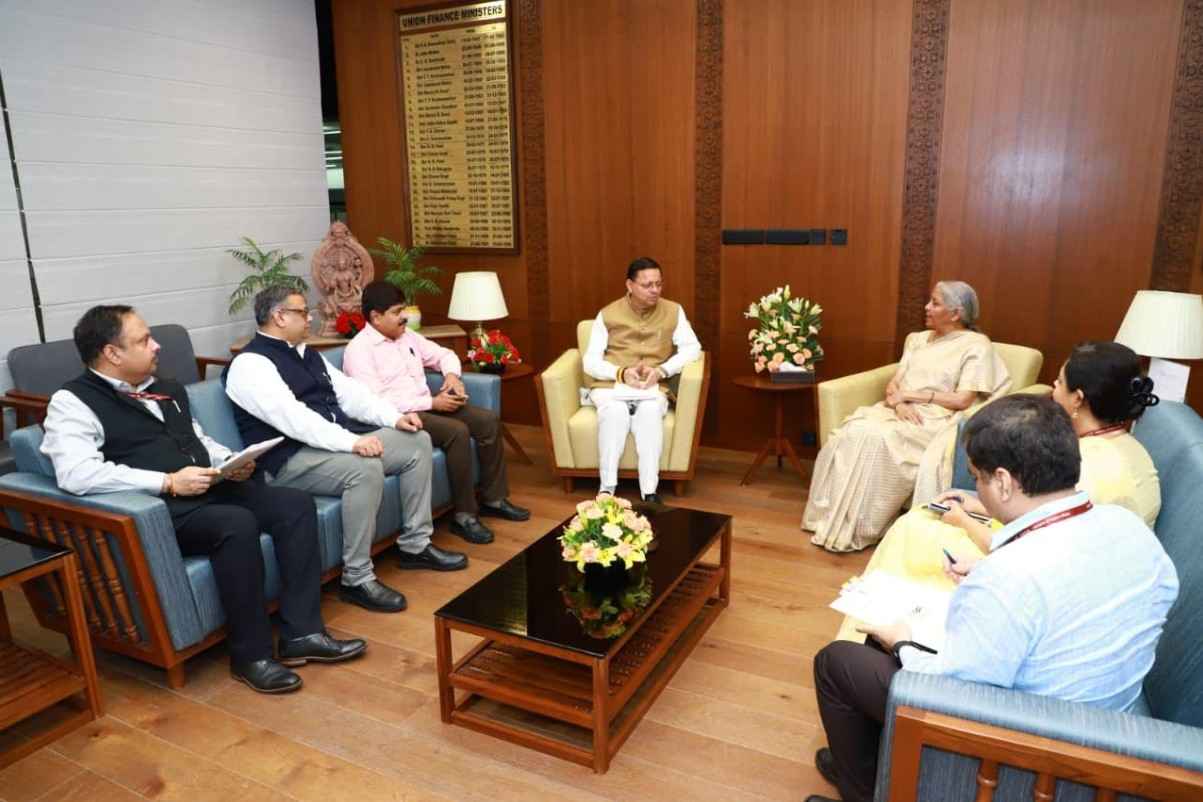 नई दिल्ली: CM धामी ने केंद्रीय वित्त मंत्री निर्मला सीतारमण से भेंट कर राज्य से संबंधित विभिन्न महत्वपूर्ण विषयों पर विस्तृत चर्चा की